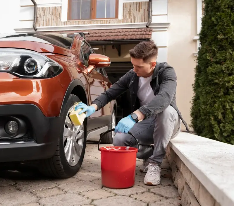 Lavage auto à domicile Niederhausbergen : professionnel intervenant sur un véhicule
